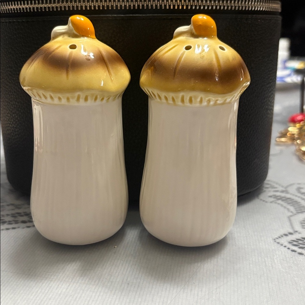 Mushroom Salt and Pepper Shakers - Picture 2 of 5